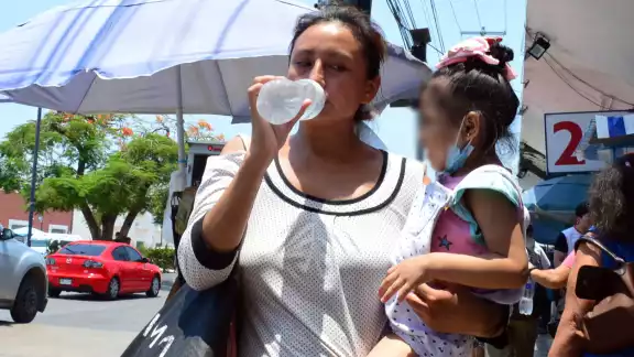 Las autoridades piden a la población extremar precauciones para no deshidratarse por el bochorno Las autoridades piden a la población extremar precauciones para no deshidratarse por el bochorno