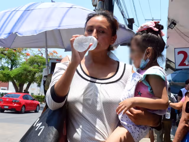 Las autoridades piden a la población extremar precauciones para no deshidratarse por el bochorno