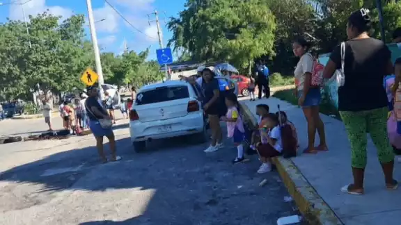 Padres de familia pertenecientes al kínder Frida Kahlo ubicado en las inmediaciones de la región 237 bloquearon parte de la Avenida prolongación Tulum