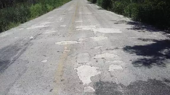 El camino de 36 kilómetros necesita ser reconstruido y bacheado en varios tramos El camino de 36 kilómetros necesita ser reconstruido y bacheado en varios tramos