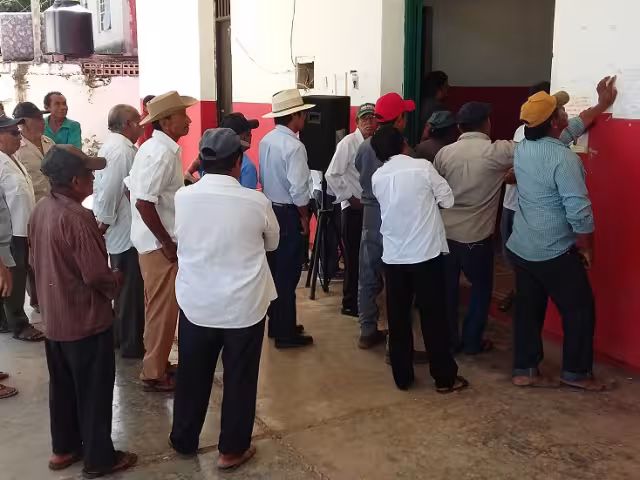 Ejidatarios de Bolonchenticul acusan al comisario Helbert Cauich Ramírez de dividir al núcleo ejidal.