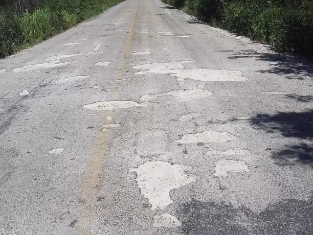 El camino de 36 kilómetros necesita ser reconstruido y bacheado en varios tramos