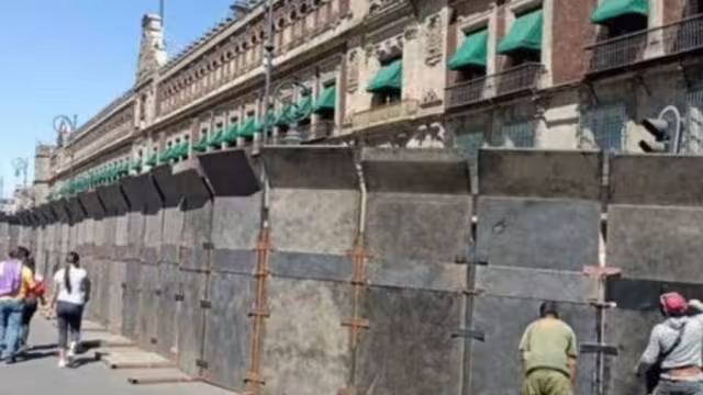 Este martes el Palacio Nacional luce amurallado con vallas metálicas