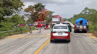 Habitantes de San José cierran carretera Escárcega–Chetumal por falta de energía eléctrica
