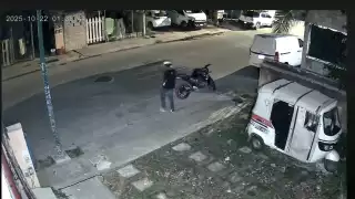 En las imágenes se observa cómo el presunto delincuente desciende de la moto.