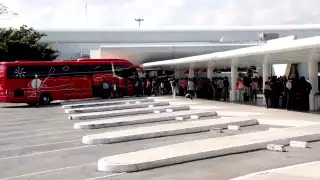 Turistas optan por los autobuses  ante recientes abusos de taxistas del  aeropuerto de Cancún