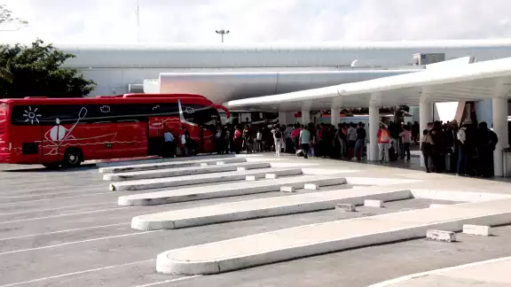 Viajeros nacionales prefirieron hacer largas filas y esperar a abordar la unidad de transporte público para llegar al centro de la ciudad.