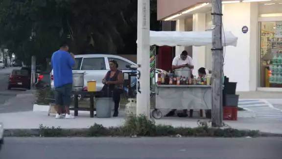 Hay ciudadanos que sobreviven gracias a la venta ambulante. Hay ciudadanos que sobreviven gracias a la venta ambulante.