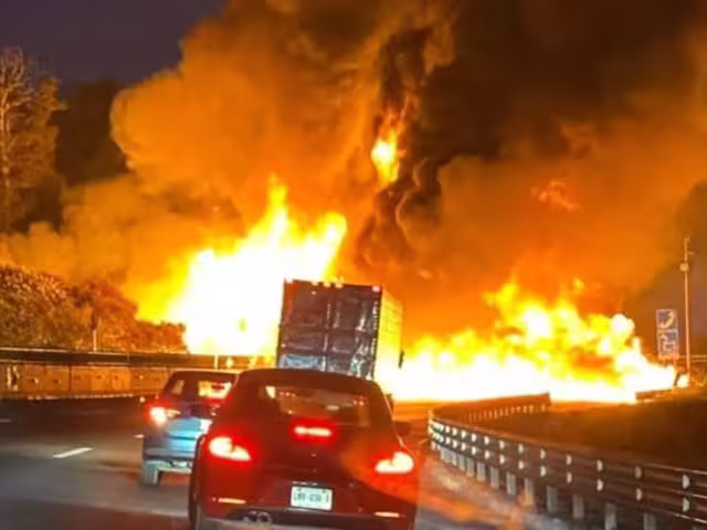 La México-Puebla se encuentra totalmente cerrada por la explosión.