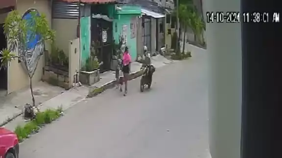 La mujer caminaba junto con sus dos hijos cuando fue acosada en la calle. La mujer caminaba junto con sus dos hijos cuando fue acosada en la calle.