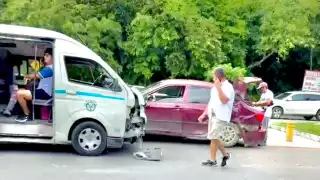 Pasajeros se llevan tremendo susto tras choque de combi y coche particular en Playa del Carmen