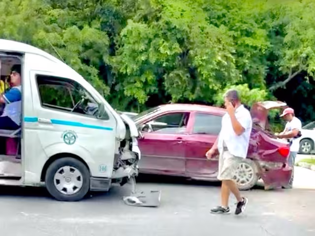El accidente ocurrió sobre la Avenida Paseo Central y 115, dejando daños materiales y pasajeros asustados.