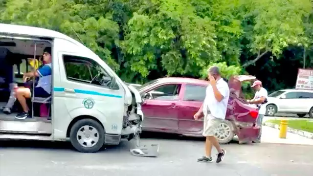 El accidente ocurrió sobre la Avenida Paseo Central y 115, dejando daños materiales y pasajeros asustados.