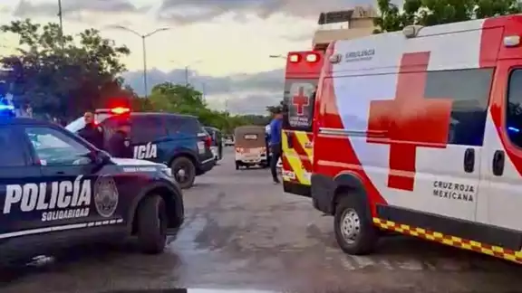 Elementos policiacos y paramédicos atendieron el llamado de emergencia. Elementos policiacos y paramédicos atendieron el llamado de emergencia.