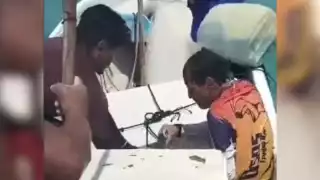 Rescatan a pescadores varados en la costa de  Campeche: VIDEO 