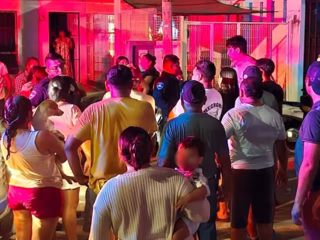 Uno de los invitados de la fiesta comenzó a golpear el coche del conductor, quien aceleró