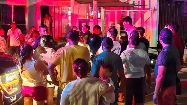 Uno de los invitados de la fiesta comenzó a golpear el coche del conductor, quien aceleró