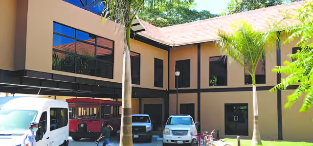 La alcaldesa Ángela Cámara retuvo a dos funcionarios para obligarlos a firmar actas de obras