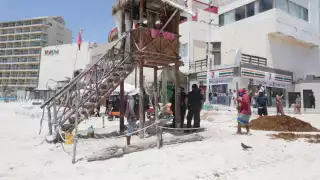   Operativo “Verano seguro 2025”: Autoridades ‘limpian’  vendedores ambulantes de playa Gaviota Azul en Cancún   