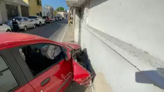 Conductor sufre accidente y termina chocando contra  una vivienda en Campeche