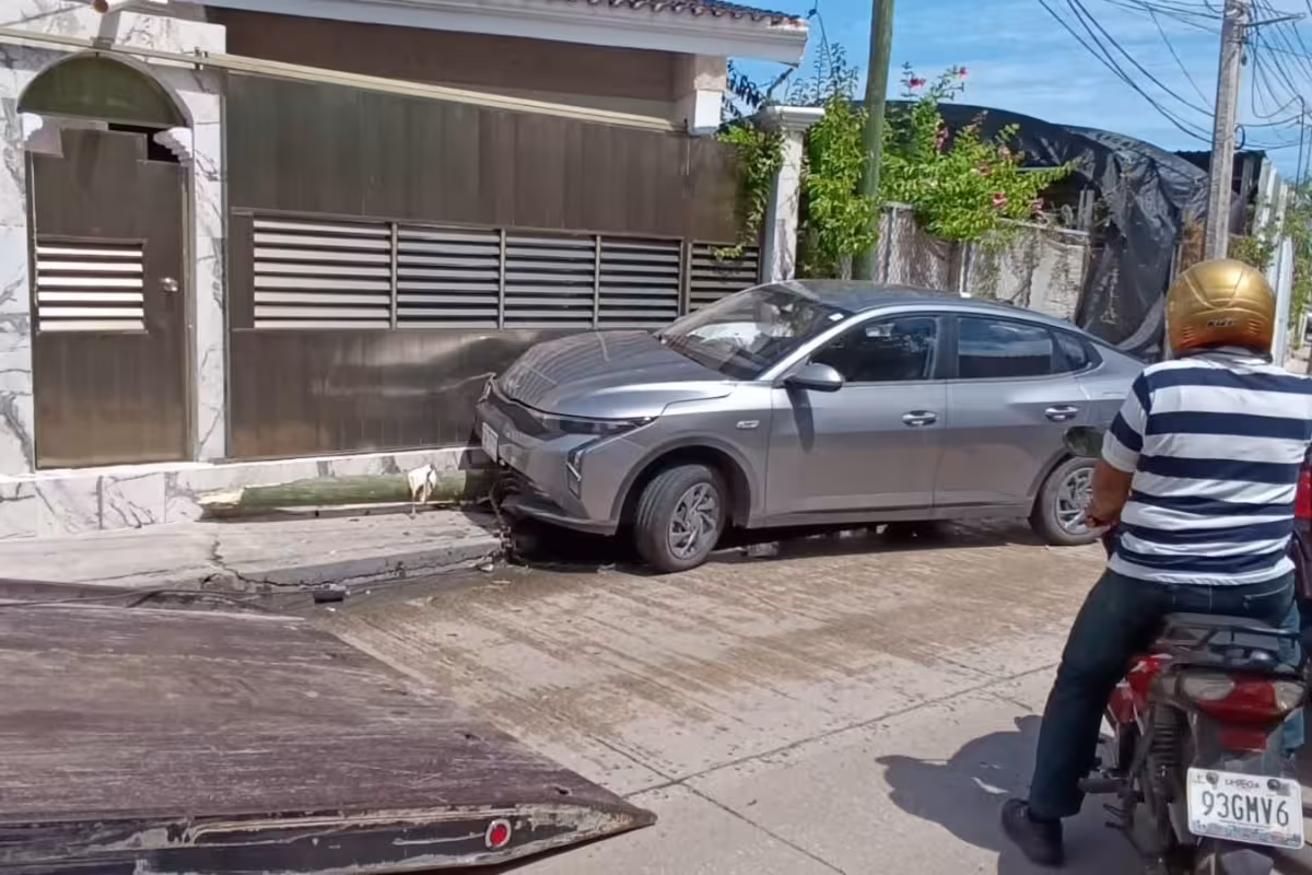 Mujer pierde el control de su auto, derriba poste y se estrella contra ...