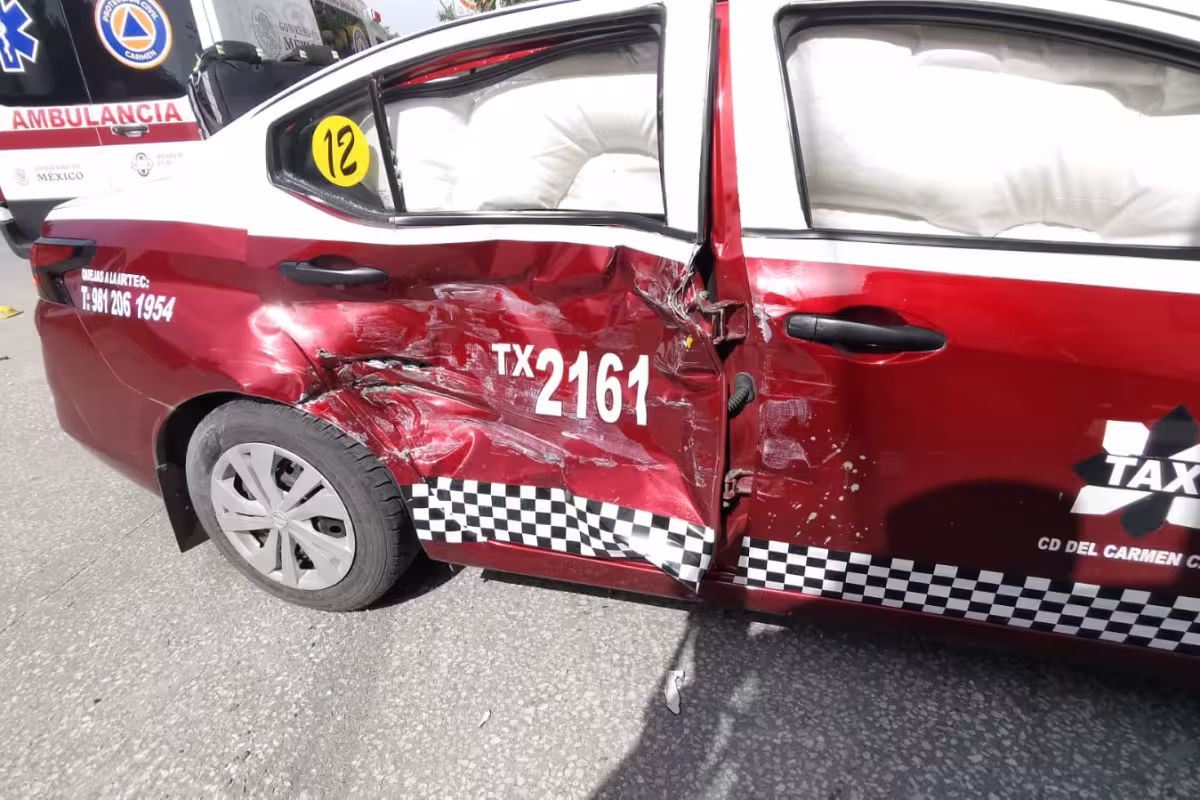Aparatoso choque entre taxi y camión de Bachoco deja dos lesionados en ...