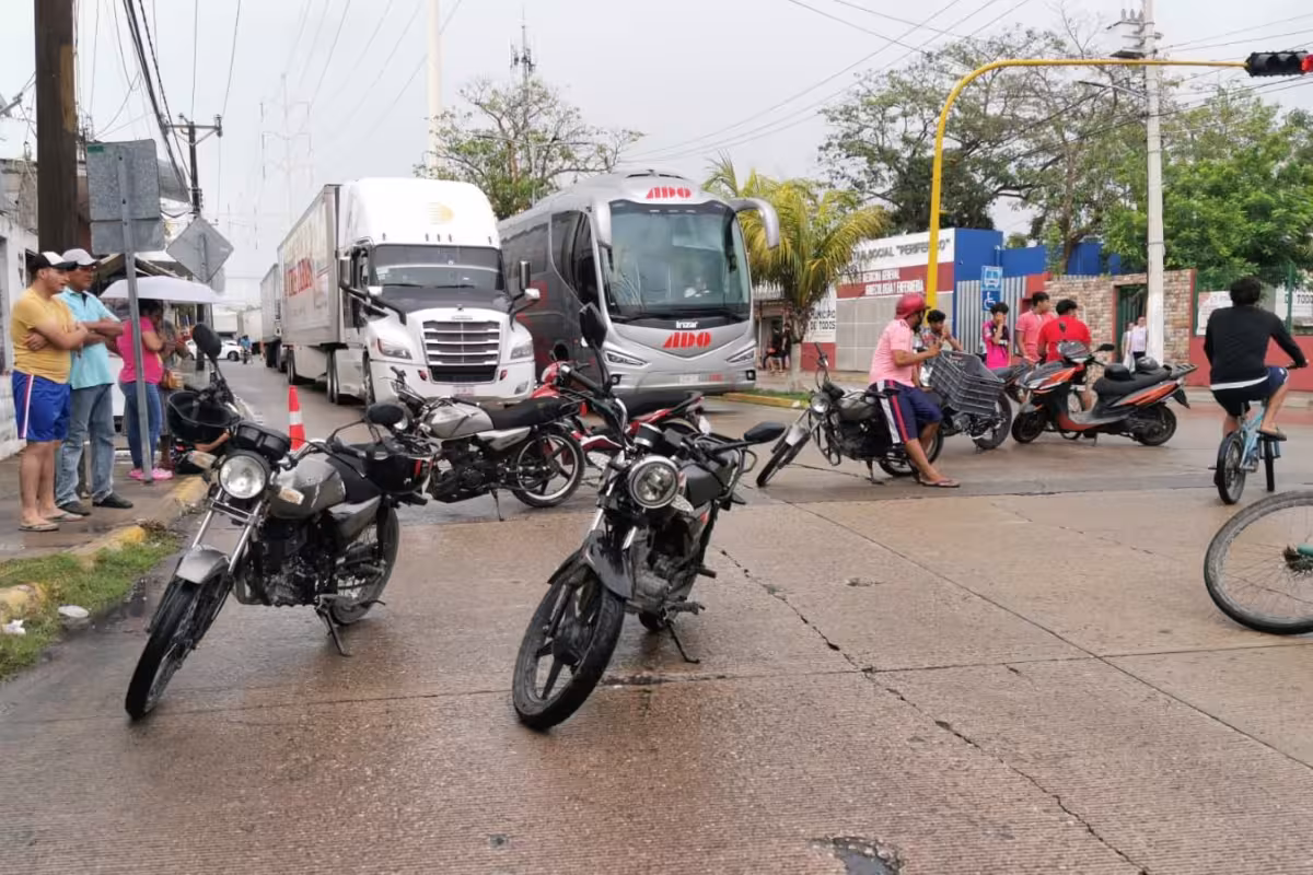 Vecinos bloquean avenida por falta de energía en Ciudad del Carmen ...