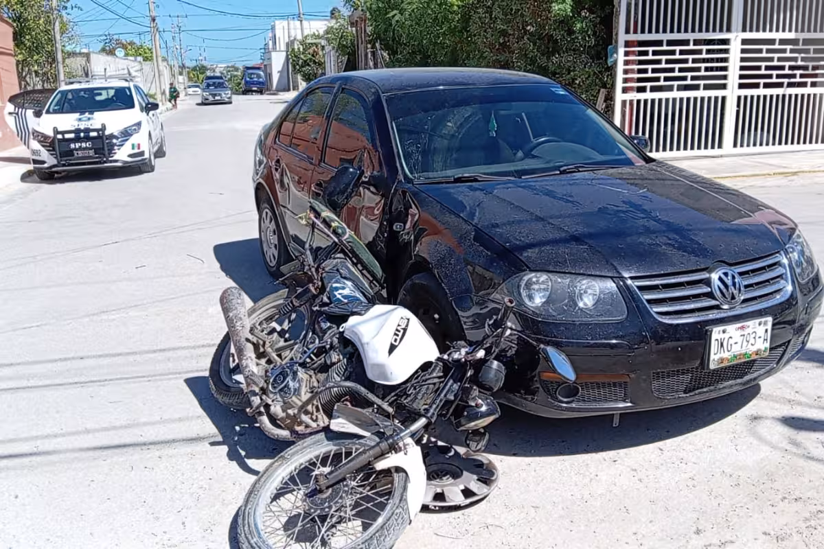 Motociclista es impactado por un auto y termina lesionado en Campeche ...