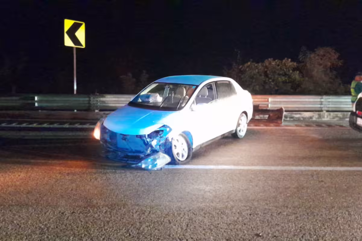 Conductor pierde el control de su auto e impacta contra muro de ...
