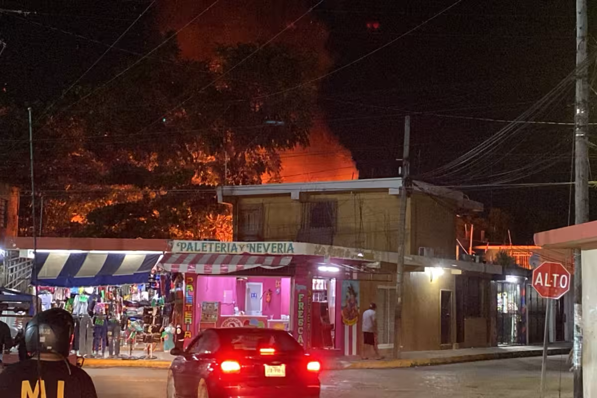 Incendio consume por completo una vivienda en la zona de Cancha Maya en ...