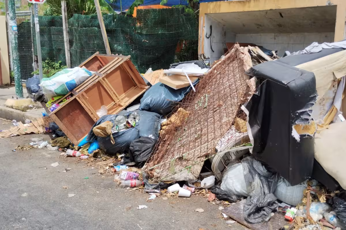 Vecinos de Villas del Sol están hasta el “cuello” de la basura - PorEsto