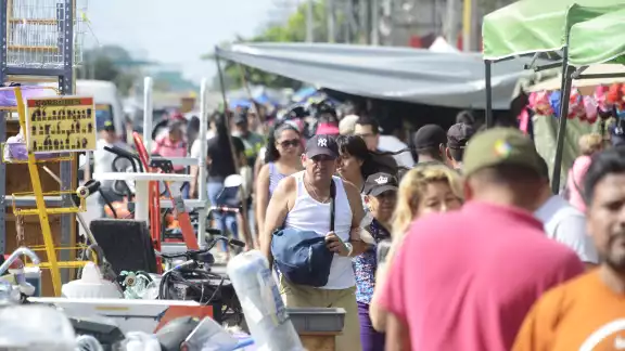 En los mercados sobre ruedas se encuentra todo tipo de artículos, como frutas y verduras, refacciones, antigüedades y puestos para tomar la presión En los mercados sobre ruedas se encuentra todo tipo de artículos, como frutas y verduras, refacciones, antigüedades y puestos para tomar la presión