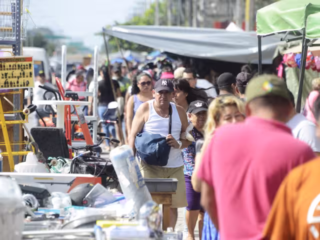 En los mercados sobre ruedas se encuentra todo tipo de artículos, como frutas y verduras, refacciones, antigüedades y puestos para tomar la presión