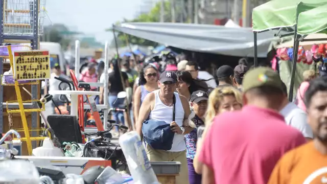 En los mercados sobre ruedas se encuentra todo tipo de artículos, como frutas y verduras, refacciones, antigüedades y puestos para tomar la presión