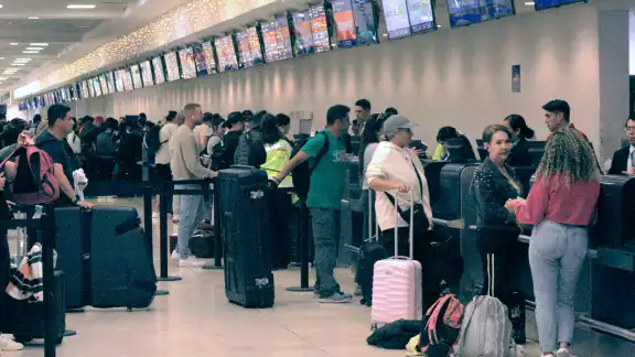 Del total, se contabilizaron 293 llegadas y 295 salidas, principalmente al extranjero