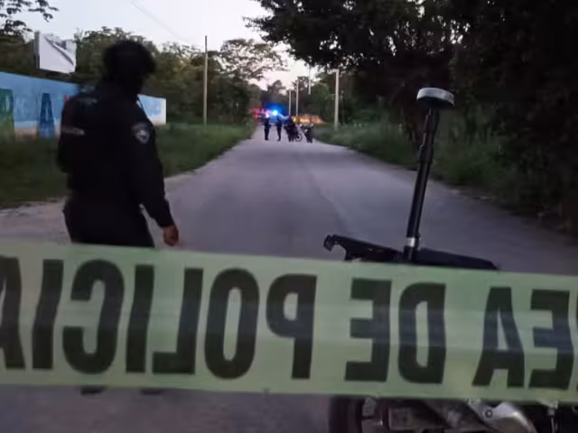 Autoridades responden al halalzgo de cuerpo de un hombre en una maleta en Cancún.