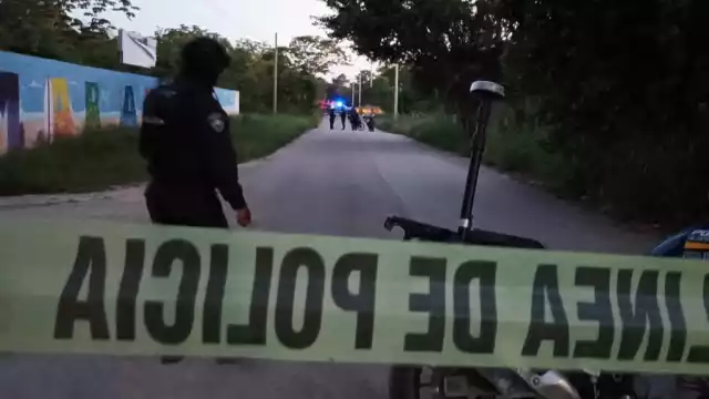 Autoridades responden al halalzgo de cuerpo de un hombre en una maleta en Cancún.