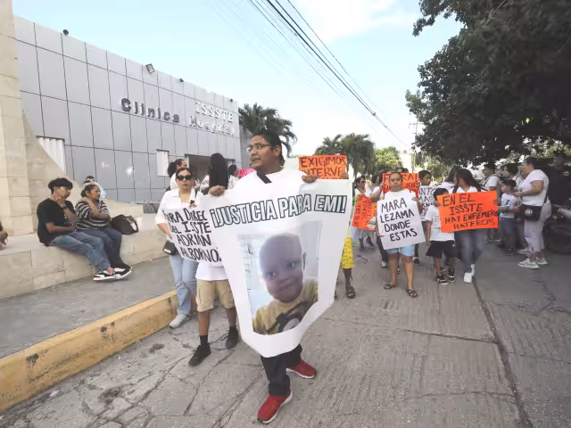 El lunes pasado, familiares, amigos y derechohabientes participaron en una caminata para exigir justicia y buen servicio