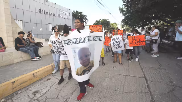 El lunes pasado, familiares, amigos y derechohabientes participaron en una caminata para exigir justicia y buen servicio