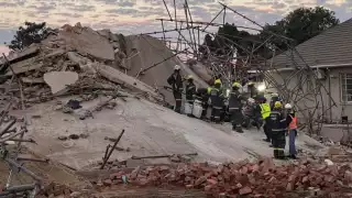 Aumenta cifra de muertos y atrapados tras derrumbe en Sudáfrica