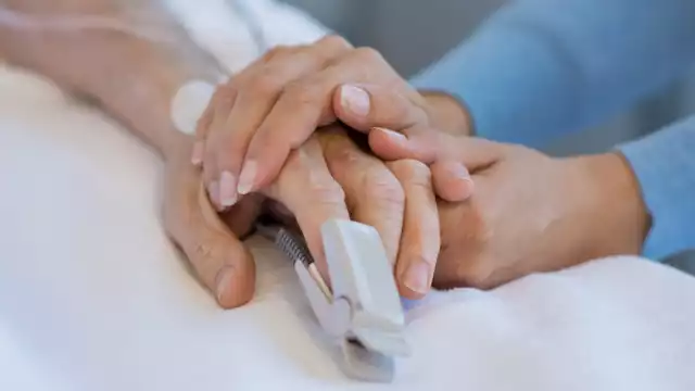 Mujer muere tras someterse a cirugía para verse delgada en su boda