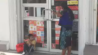 Mujeres incluso salen a las calles con sus hijos en busca de dinero