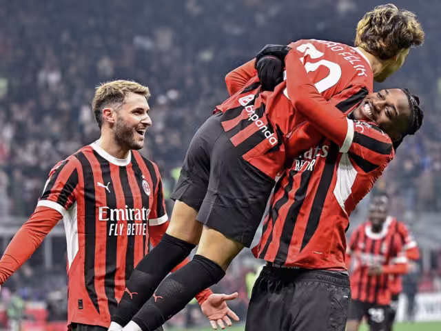 El mexicano Santiago Giménez debutó con el píe derecho y puso asistencia de gol en el Milan.