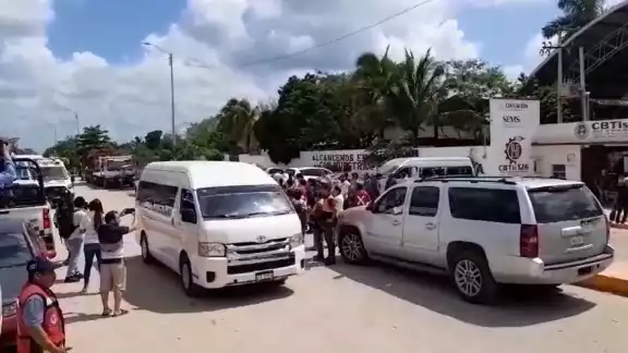 Evacuación de Isla Arena iniciada con tres combis, dos minibuses y varias camionetas. Evacuación de Isla Arena iniciada con tres combis, dos minibuses y varias camionetas.
