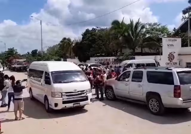 Evacuación de Isla Arena iniciada con tres combis, dos minibuses y varias camionetas.