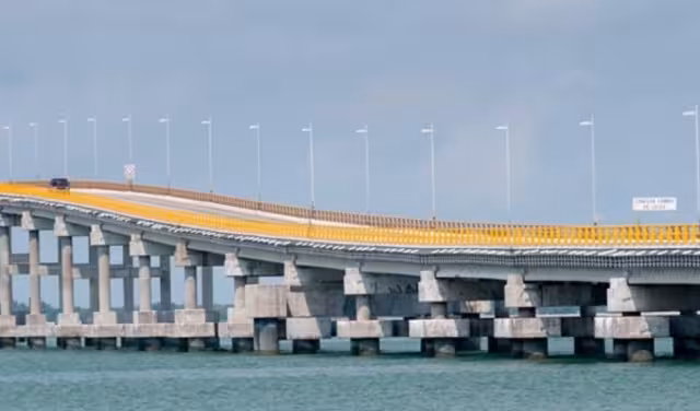El Puente Zacatal en Ciudad del Carmen, Campeche, es el puente más largo de México, con 3,861 metros de longitud.