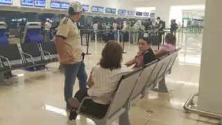 Paulina Rubio y Laura León huyen de sus fans en el aeropuerto de Mérida