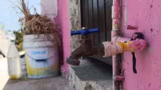 Vecinos de al menos cuatro colonias de Campeche denuncian falta de agua potable.