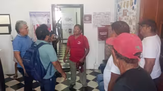 Hombres de mar acudieron al Instituto de Pesca para exigir respuesta.