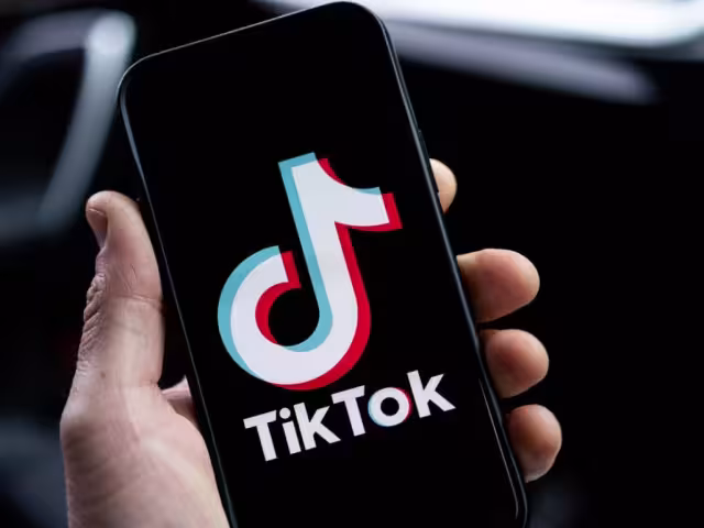 TikTok aumenta su popularidad como fuente de información en un reciente análisis.